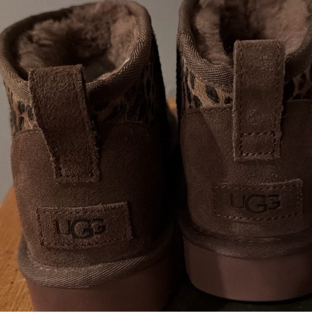 UGG Ultra Mini Caspian Calf hair  Boots Genuine - Picture 2 of 3